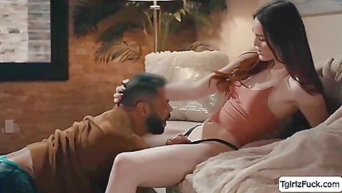 Shakew pin and ready to fuck in the woods