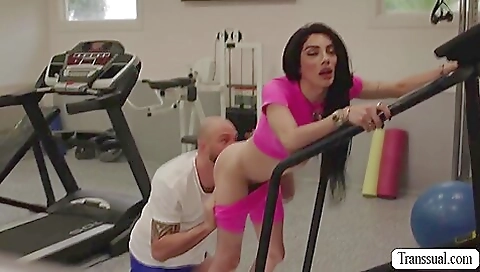 Hawt babe with a sexy body holds fuck